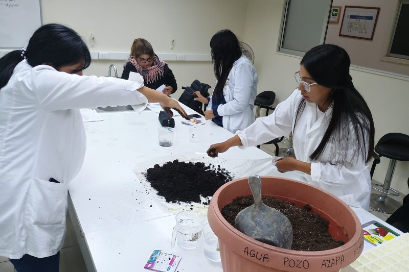 Estudiantes de UNAP Arica aprenden sobre compostaje