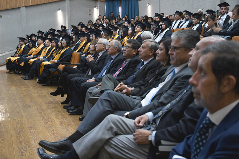 Facultad de Ciencias Empresariales otorga títulos a 67 nuevos profesionales y un reconocimiento póstumo